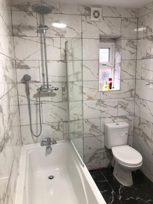 Lovely 3 Bedroom Entire Home With Street Parking - Close To Nec, Bhx Airport - Sleeps 6 Guests Ideal For Contractors & Families Birmingham Esterno foto