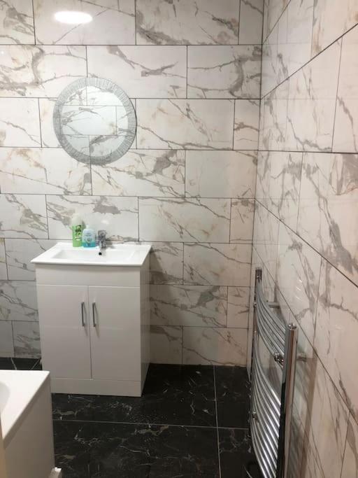 Lovely 3 Bedroom Entire Home With Street Parking - Close To Nec, Bhx Airport - Sleeps 6 Guests Ideal For Contractors & Families Birmingham Esterno foto
